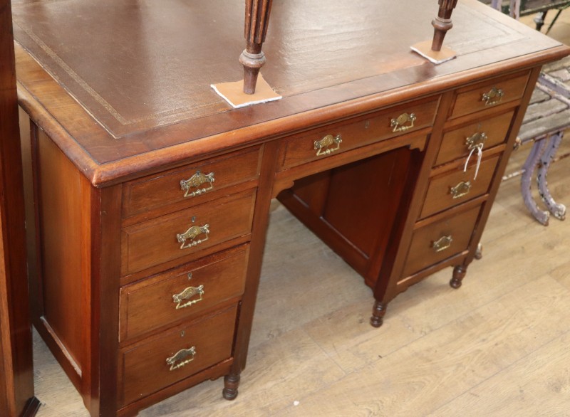 A Victorian walnut kneehole desk, W.120cm, D.70cm, H.76cm